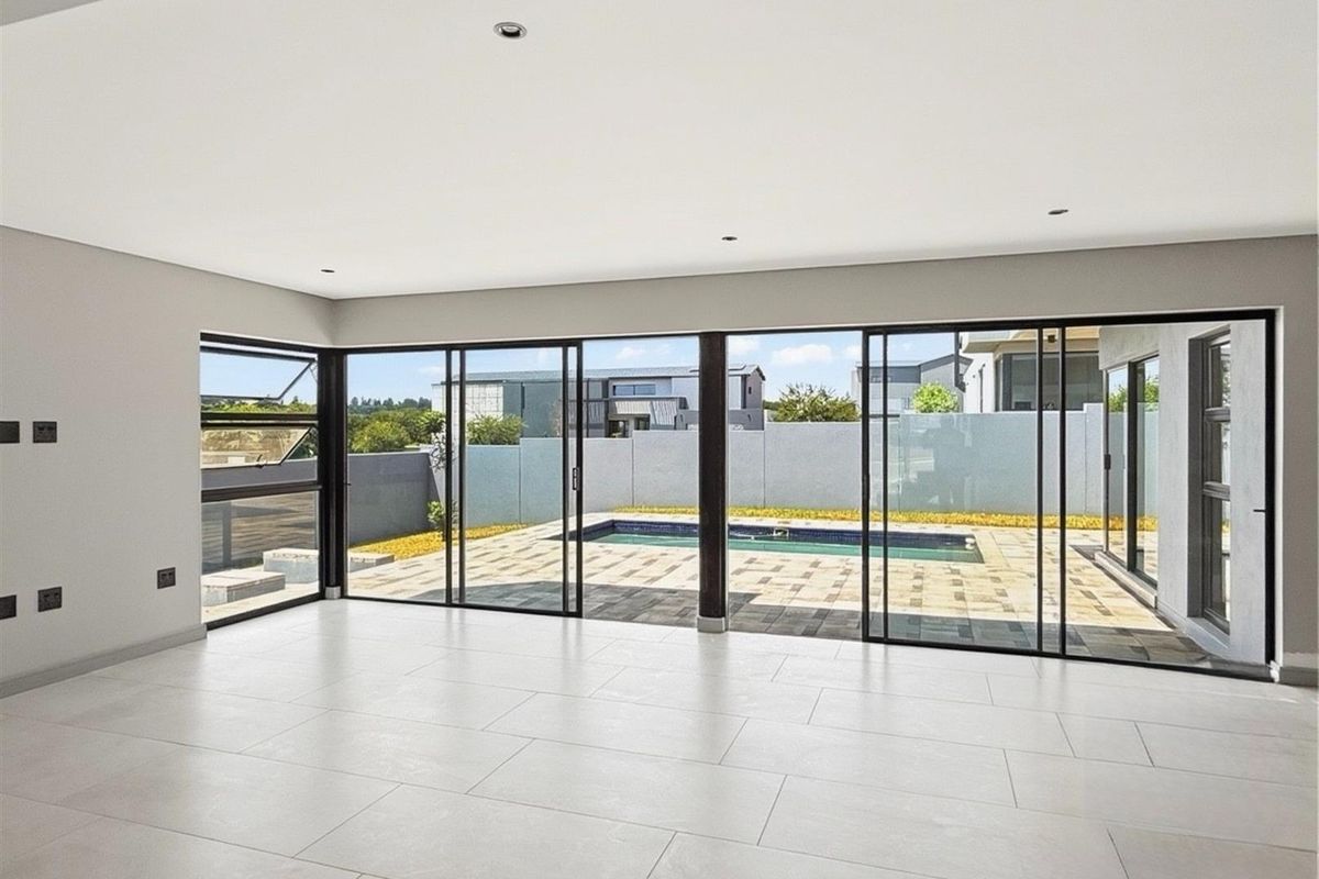 Newly Built Family Home to Rent in Helderfontein Estate - Photo 4