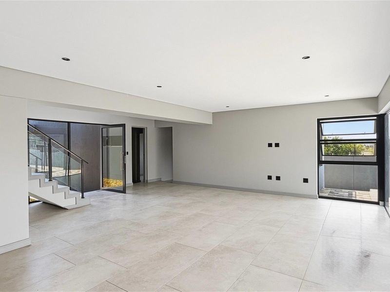 Newly Built Family Home to Rent in Helderfontein Estate - Photo 5