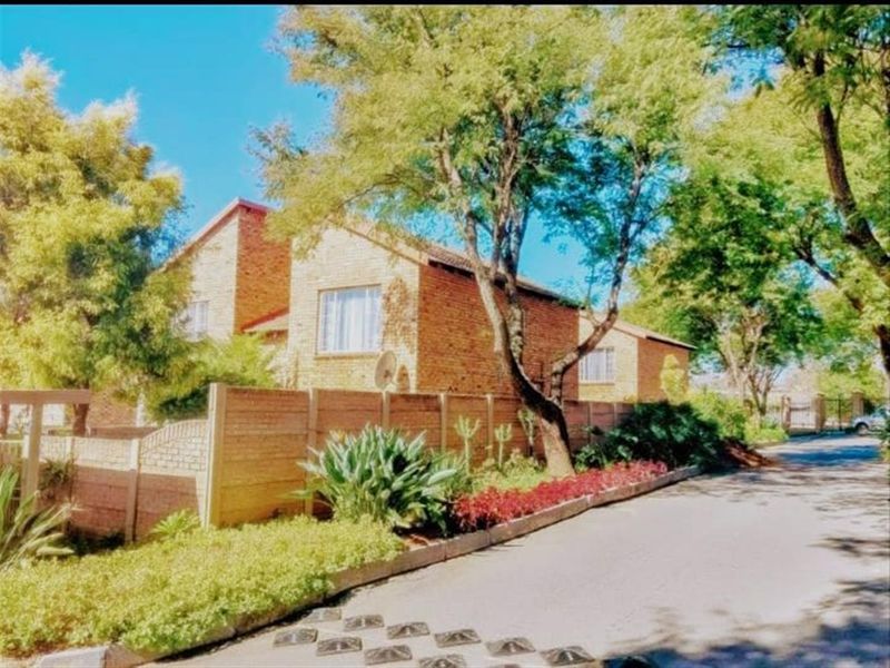 2 Bed 1 Bath Apartment For Sale in Sonneglans, Randburg - Photo 2