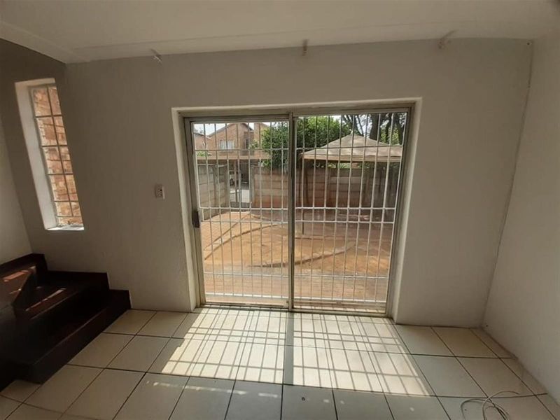2 Bed 1 Bath Apartment For Sale in Sonneglans, Randburg - Photo 6