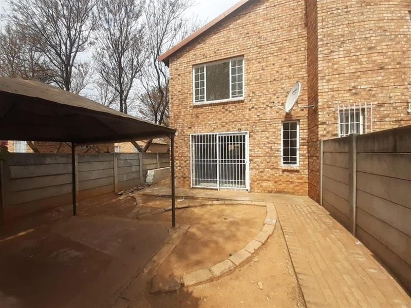 2 Bed 1 Bath Apartment For Sale in Sonneglans, Randburg - Photo 3
