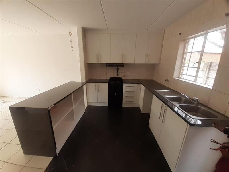2 Bed 1 Bath Apartment For Sale in Sonneglans, Randburg - Photo 4