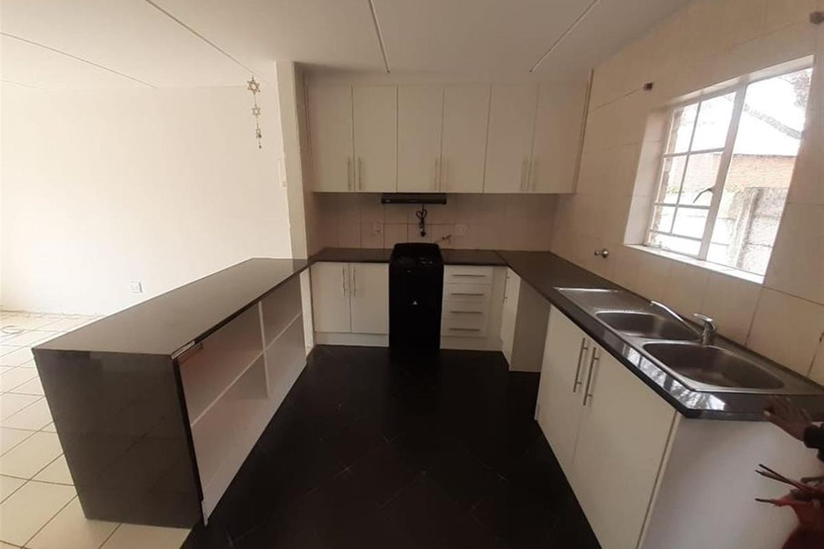 2 Bed 1 Bath Apartment For Sale in Sonneglans, Randburg - Photo 4