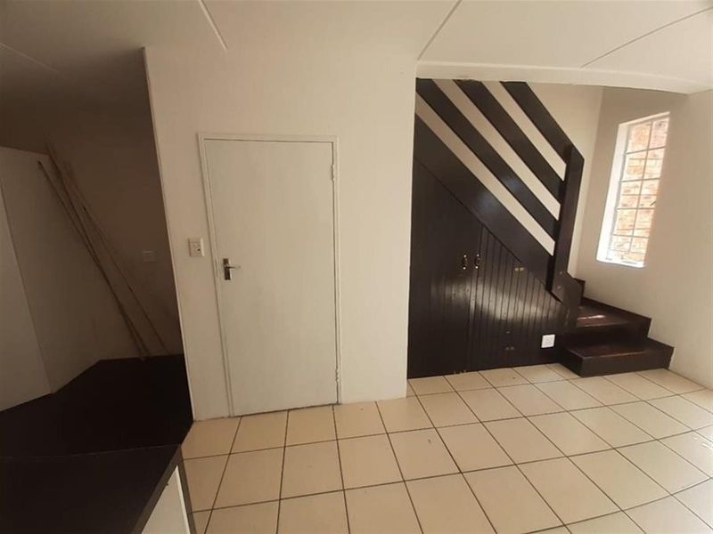 2 Bed 1 Bath Apartment For Sale in Sonneglans, Randburg - Photo 5