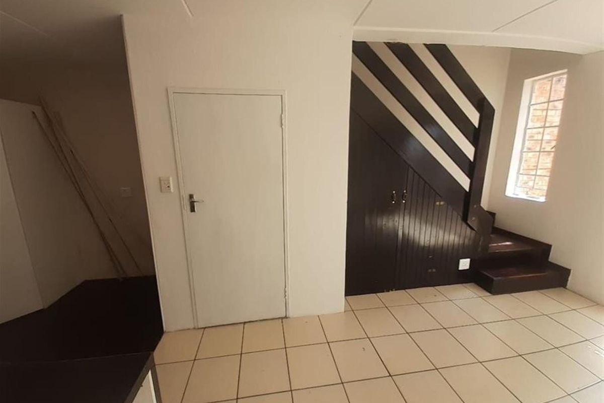 2 Bed 1 Bath Apartment For Sale in Sonneglans, Randburg - Photo 5