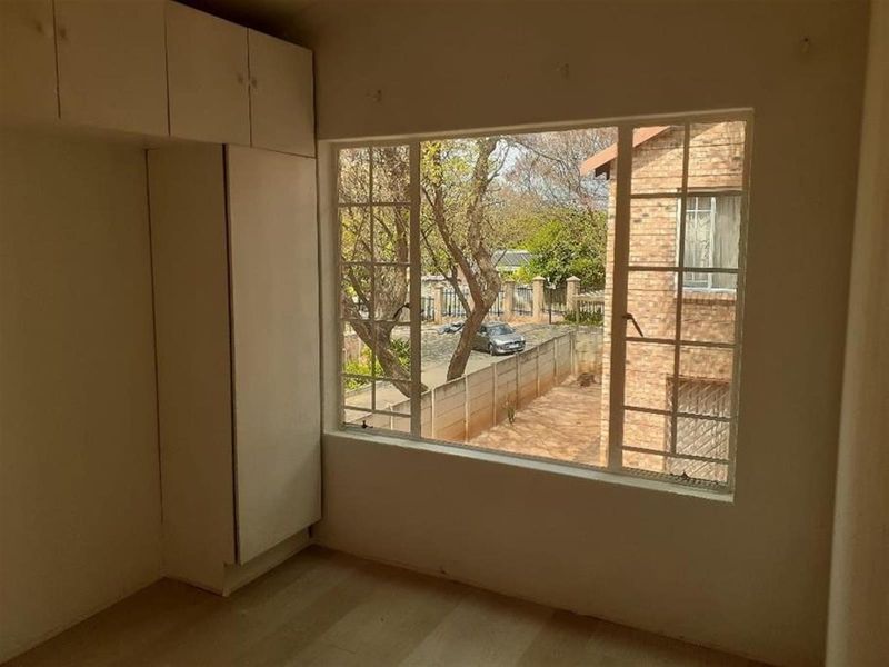 2 Bed 1 Bath Apartment For Sale in Sonneglans, Randburg - Photo 8