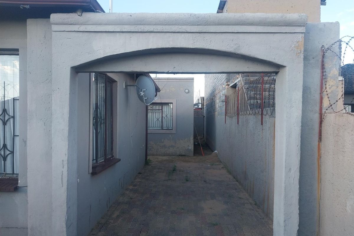 2 Bedroom House For Sale in Riverlea, Johannesburg - Photo 3
