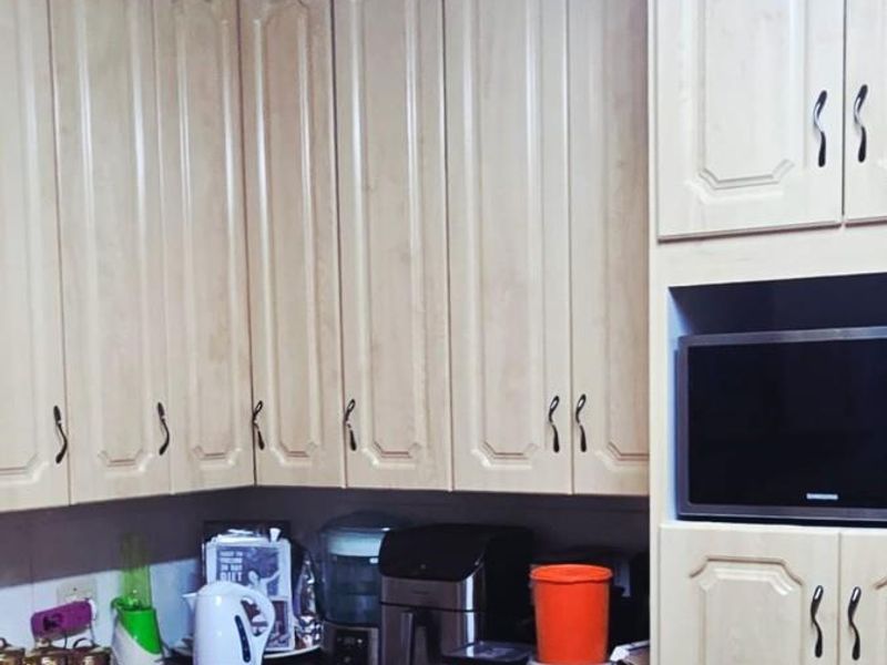 Big family home low maintenance garden with pool and entertainment area in Rhodesdene - Photo 9