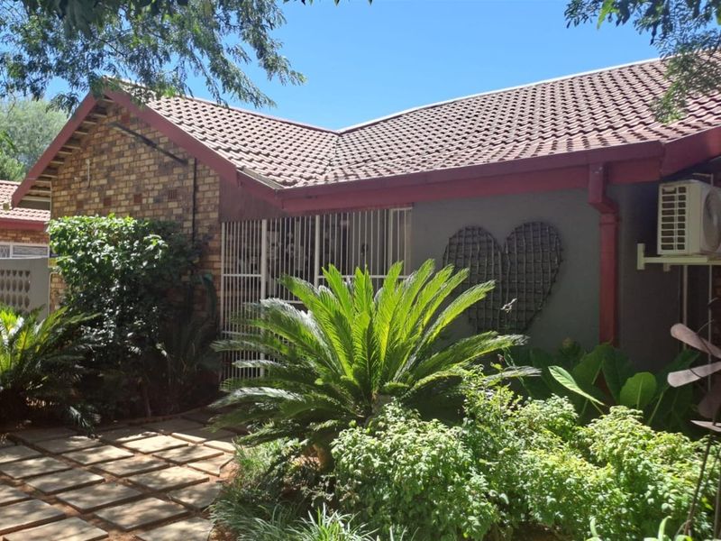 Big family home low maintenance garden with pool and entertainment area in Rhodesdene - Photo 2