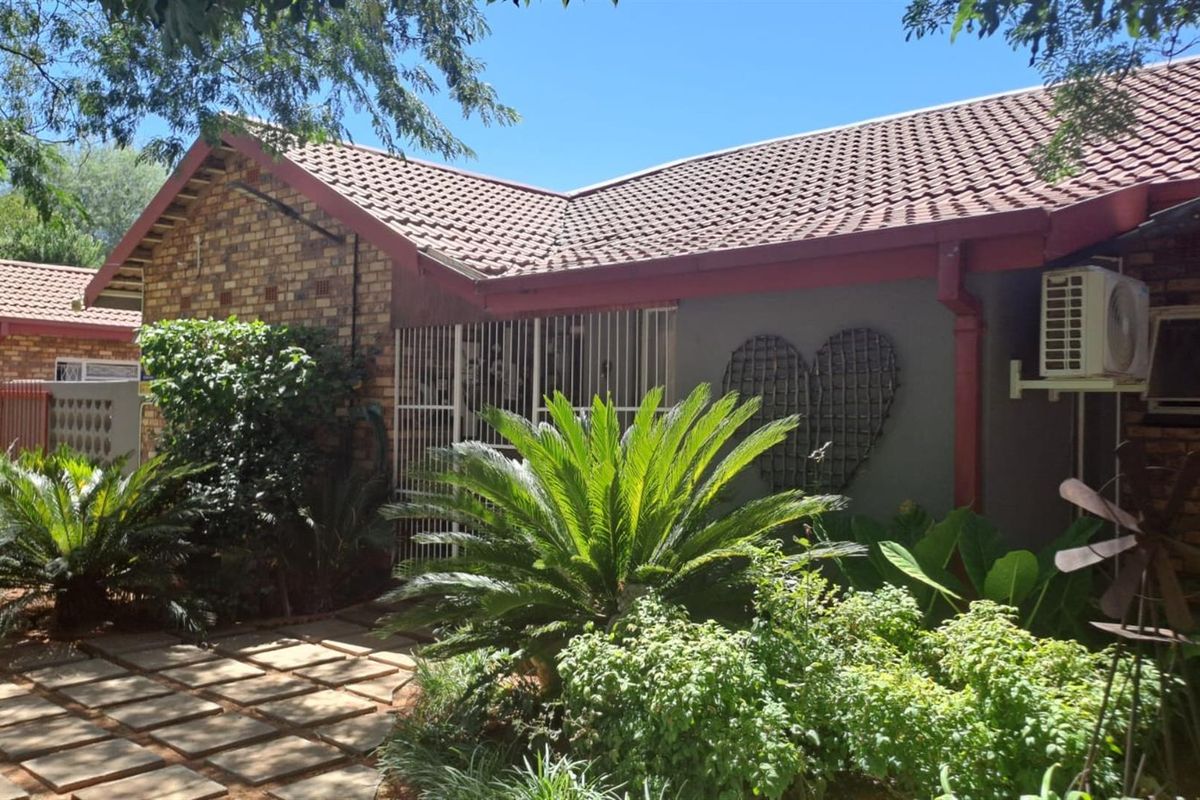 Big family home low maintenance garden with pool and entertainment area in Rhodesdene - Photo 2