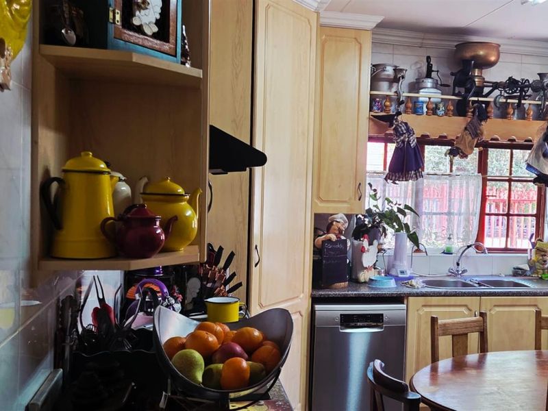 Big family home low maintenance garden with pool and entertainment area in Rhodesdene - Photo 8