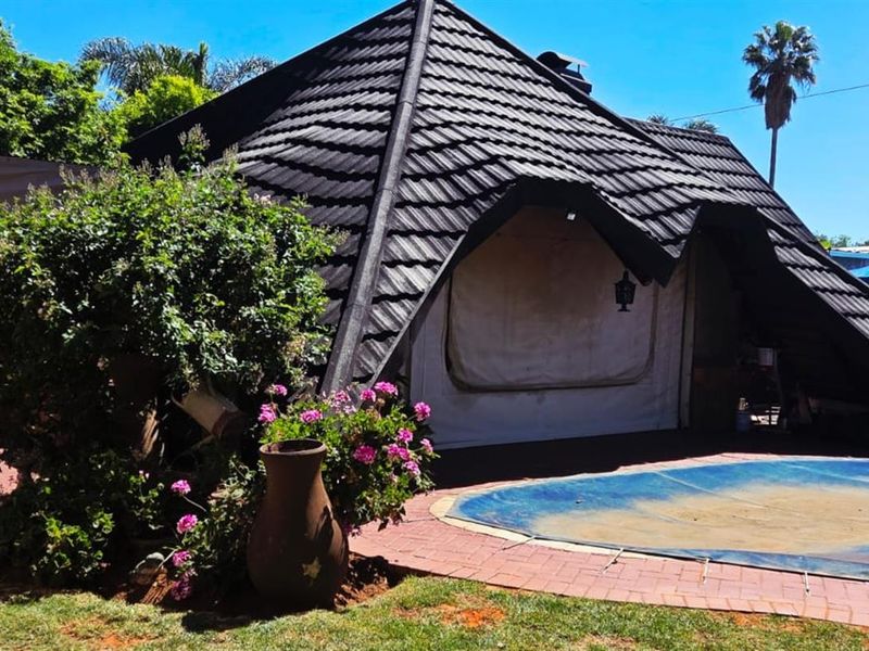 Big family home low maintenance garden with pool and entertainment area in Rhodesdene - Photo 4