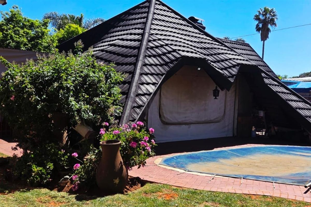 Big family home low maintenance garden with pool and entertainment area in Rhodesdene - Photo 4