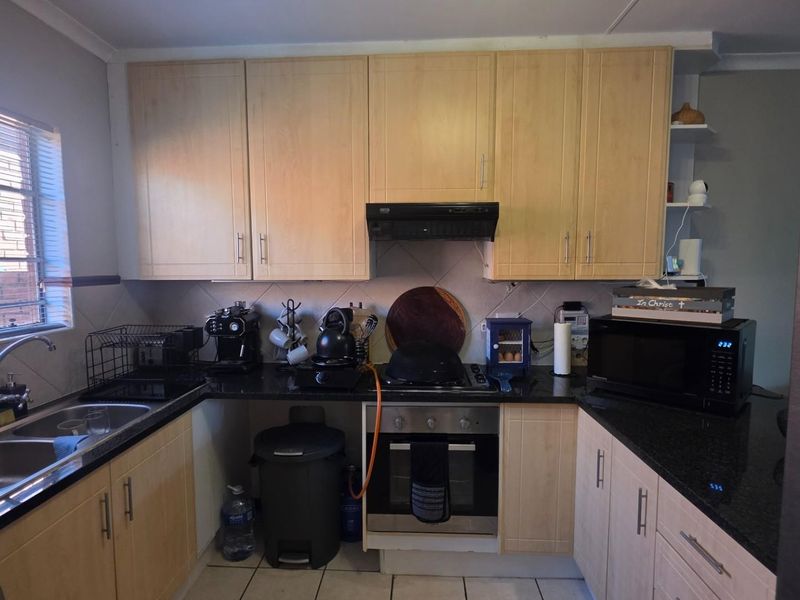 Townhouse For Sale in Mooikloof Ridge, Pretoria - Photo 2