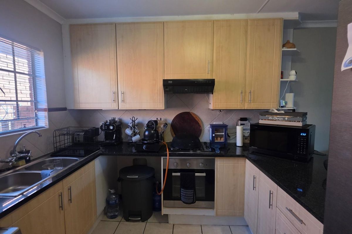 Townhouse For Sale in Mooikloof Ridge, Pretoria - Photo 2