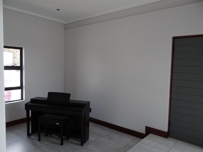 4 Bedroom House For Sale in Midstream Estate, Centurion - Photo 10