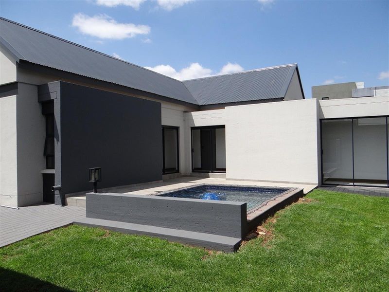 4 Bedroom House For Sale in Midstream Estate, Centurion - Photo 7