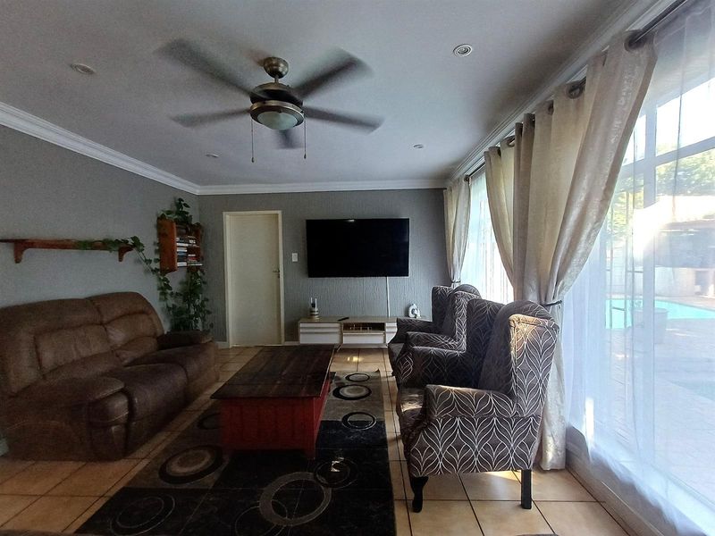 Elegant Family Home with Exceptional Space - Photo 10