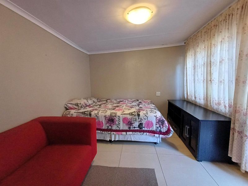 Elegant Family Home with Exceptional Space - Photo 5