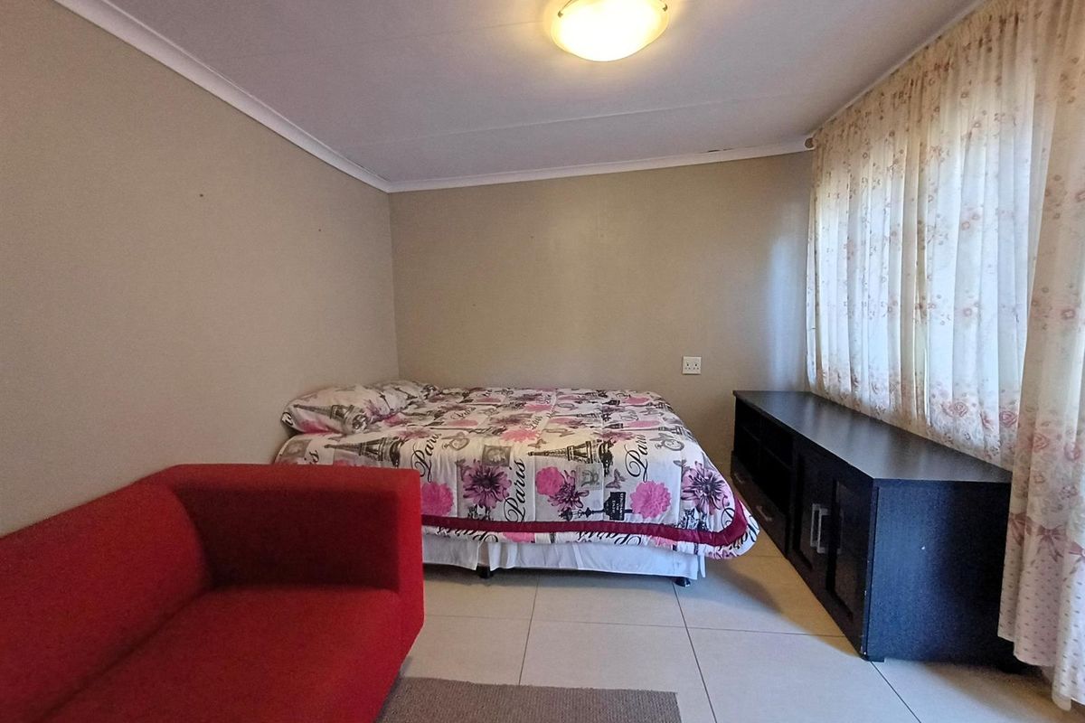 Elegant Family Home with Exceptional Space - Photo 5