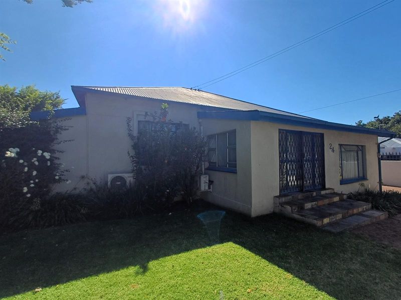 Elegant Family Home with Exceptional Space - Photo 3