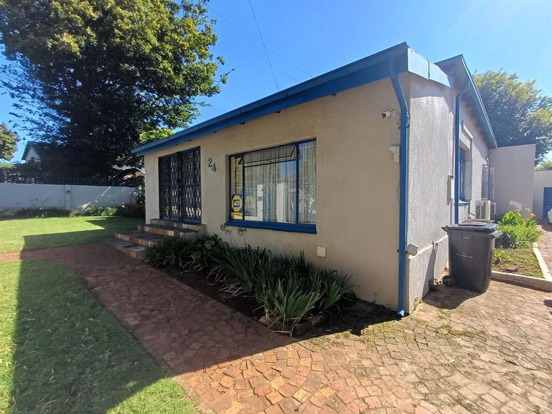 Elegant Family Home with Exceptional Space - Photo 2