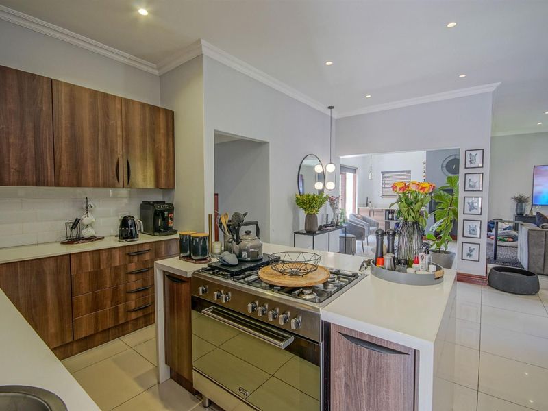 Stylish 3-Bedroom Home with Solar in Sought-After Estate! - Photo 9