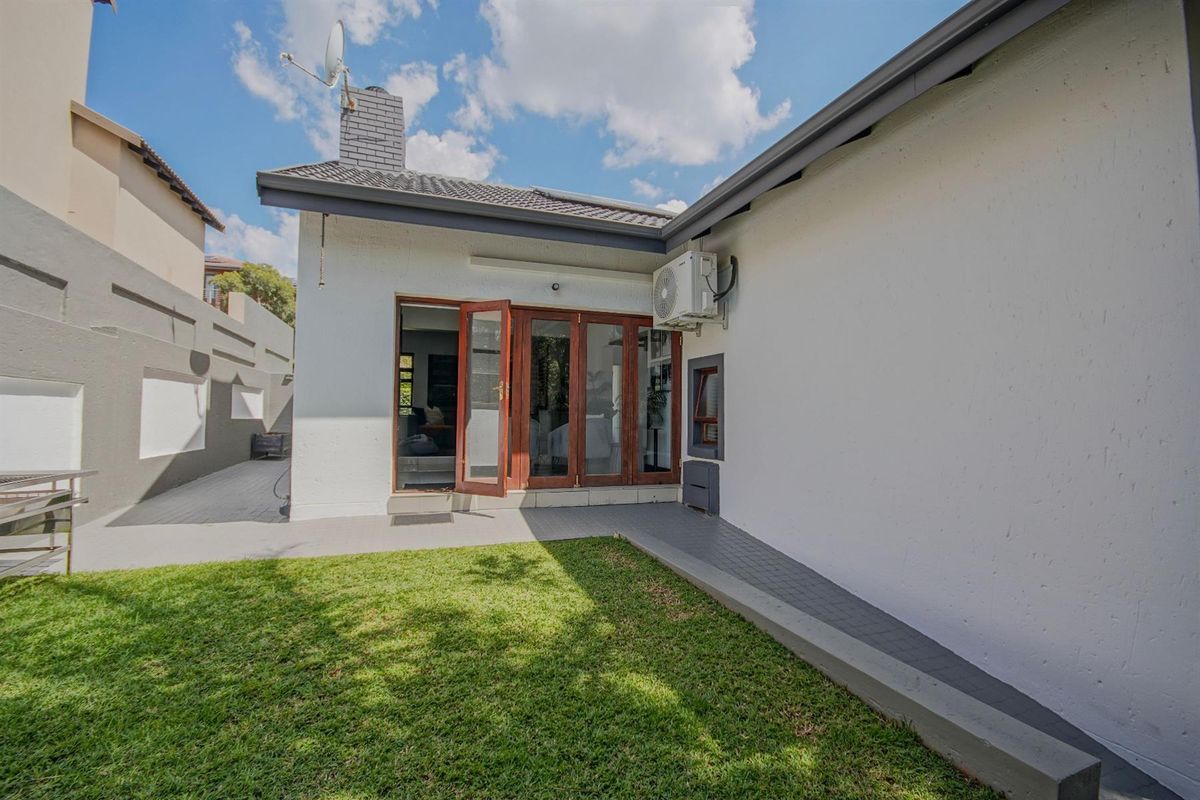 Stylish 3-Bedroom Home with Solar in Sought-After Estate! - Photo 5