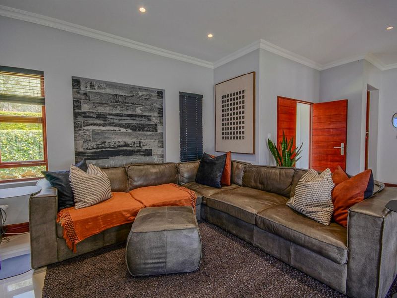 Stylish 3-Bedroom Home with Solar in Sought-After Estate! - Photo 2