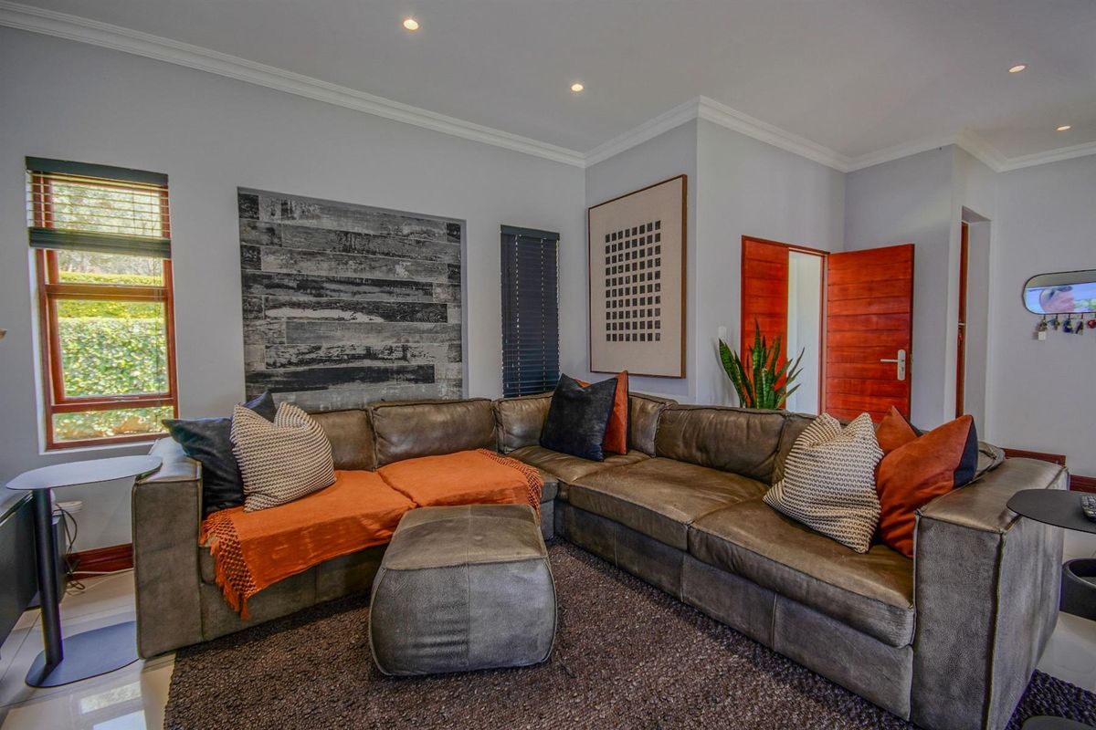 Stylish 3-Bedroom Home with Solar in Sought-After Estate! - Photo 2