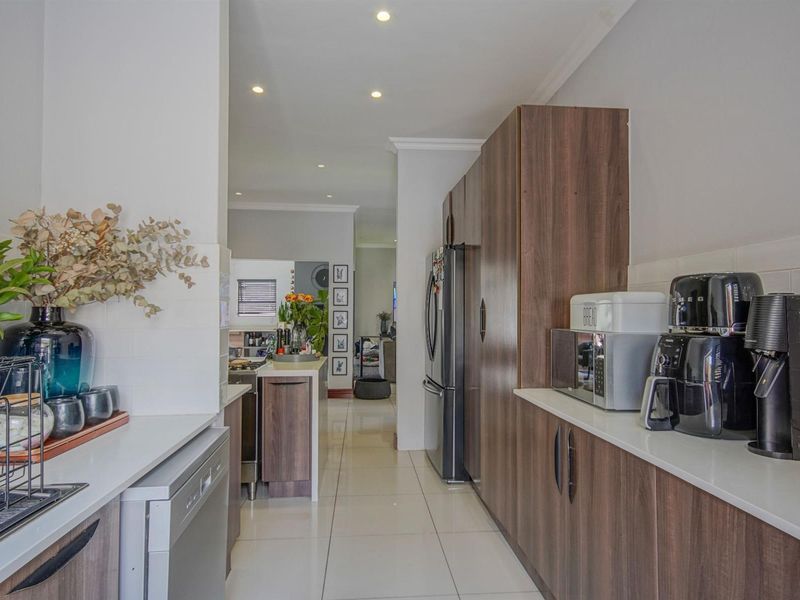 Stylish 3-Bedroom Home with Solar in Sought-After Estate! - Photo 10