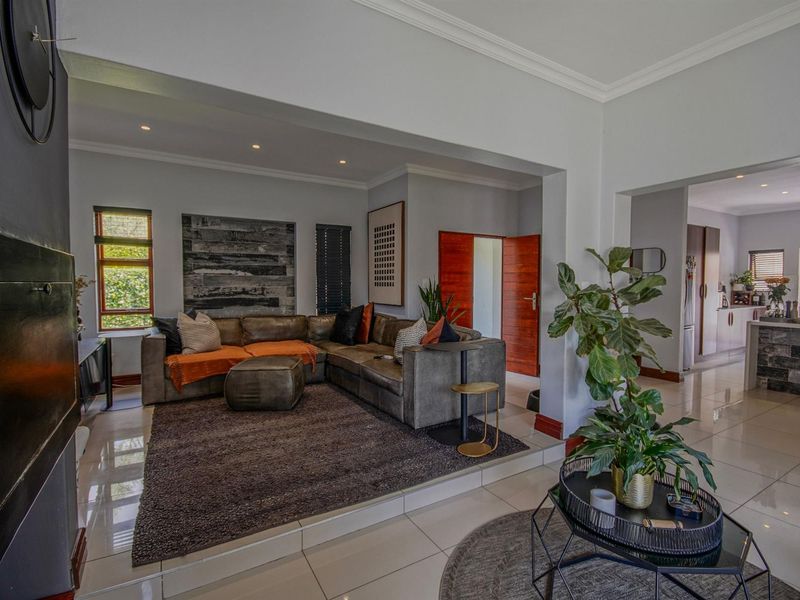 Stylish 3-Bedroom Home with Solar in Sought-After Estate! - Photo 3