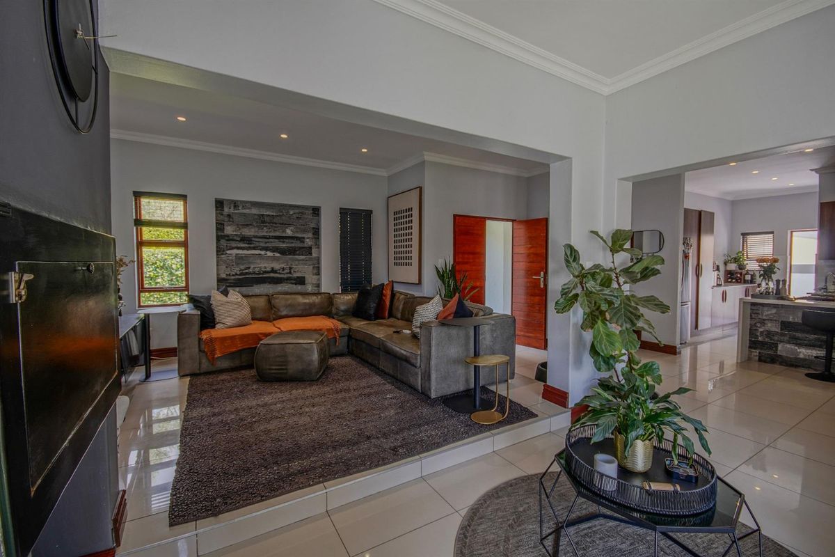 Stylish 3-Bedroom Home with Solar in Sought-After Estate! - Photo 3