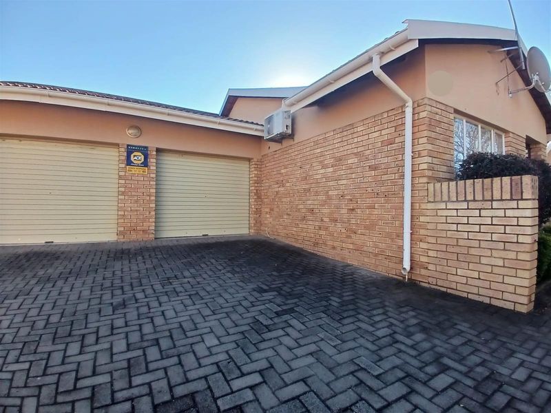 3 Bedroom Townhouse For Sale in Pioneer Park - Photo 1