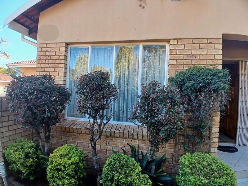 3 Bedroom Townhouse For Sale in Pioneer Park - Photo 2