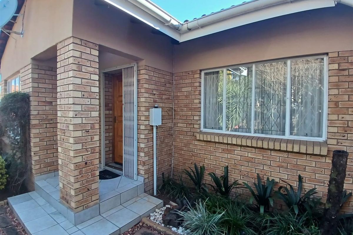 3 Bedroom Townhouse For Sale in Pioneer Park - Photo 3