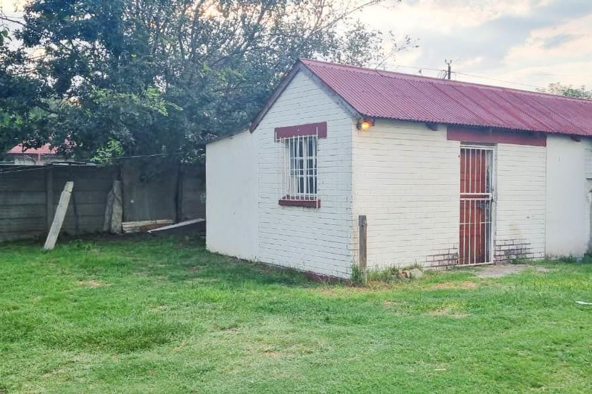 Income-Generating 4-Bedroom Home with Cottage in Modder East - Photo 4