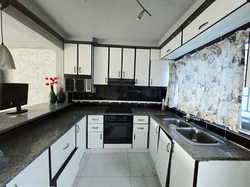 Duplex For Sale in Newlands West - Photo 9