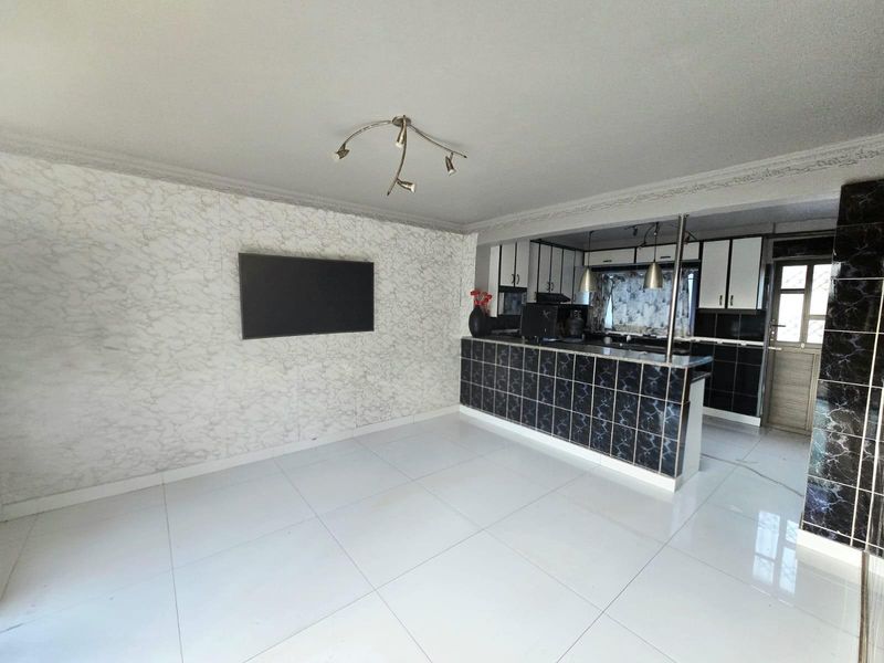 Duplex For Sale in Newlands West - Photo 3