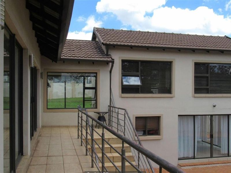 Modern 5-Bedroom Home with Pool, Cinema and Gym - Photo 4