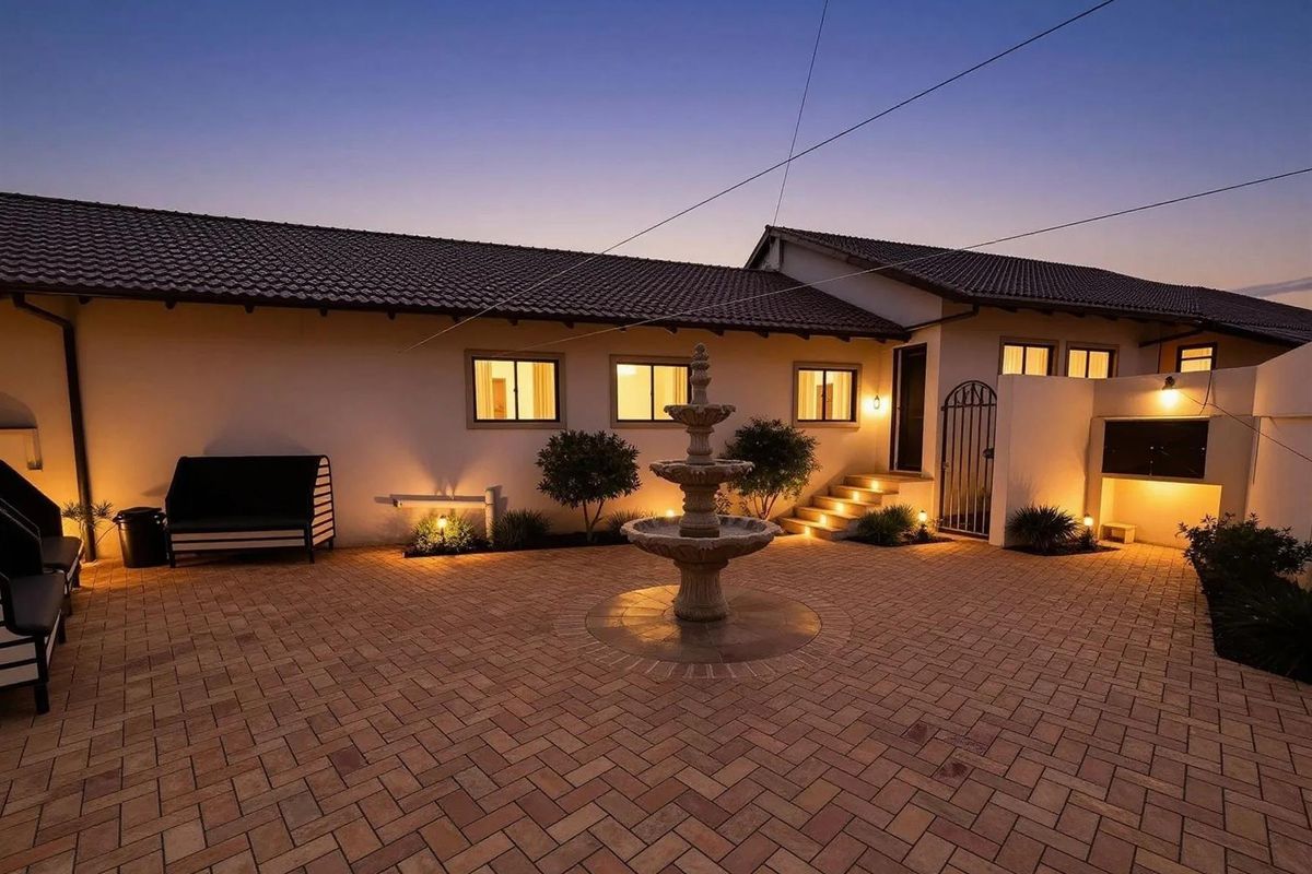 Modern 5-Bedroom Home with Pool, Cinema and Gym - Photo 2