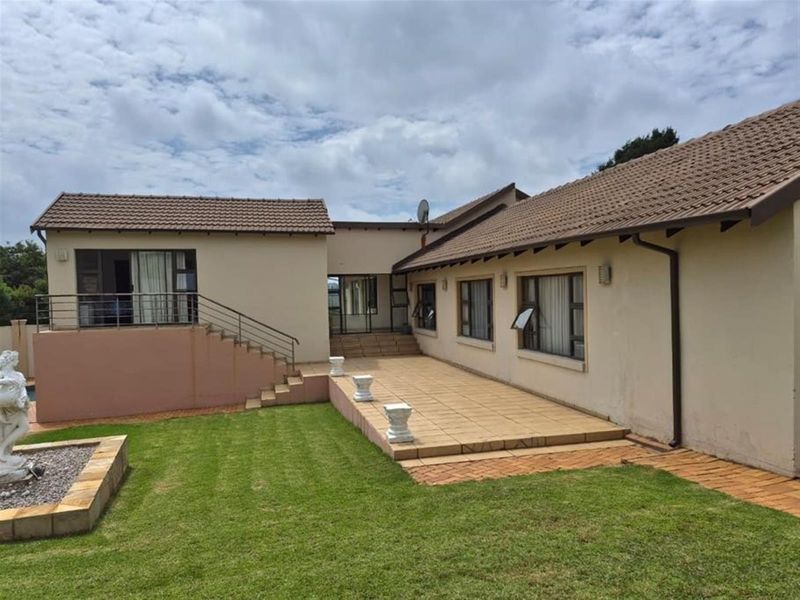 Modern 5-Bedroom Home with Pool, Cinema and Gym - Photo 3