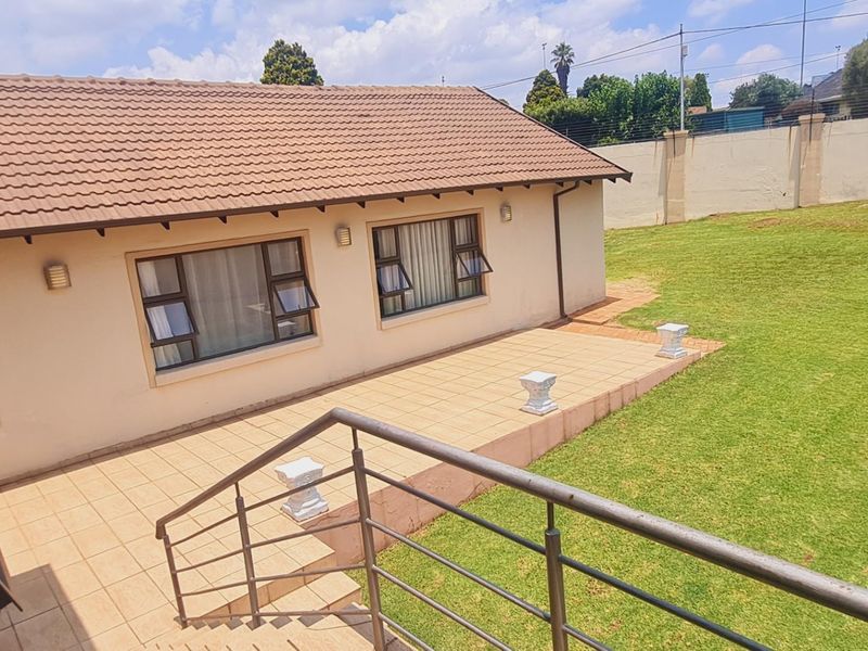 Modern 5-Bedroom Home with Pool, Cinema and Gym - Photo 2