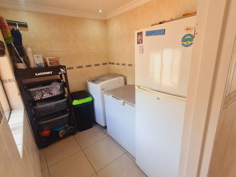 Modern 5-Bedroom Home with Pool, Cinema and Gym - Photo 9