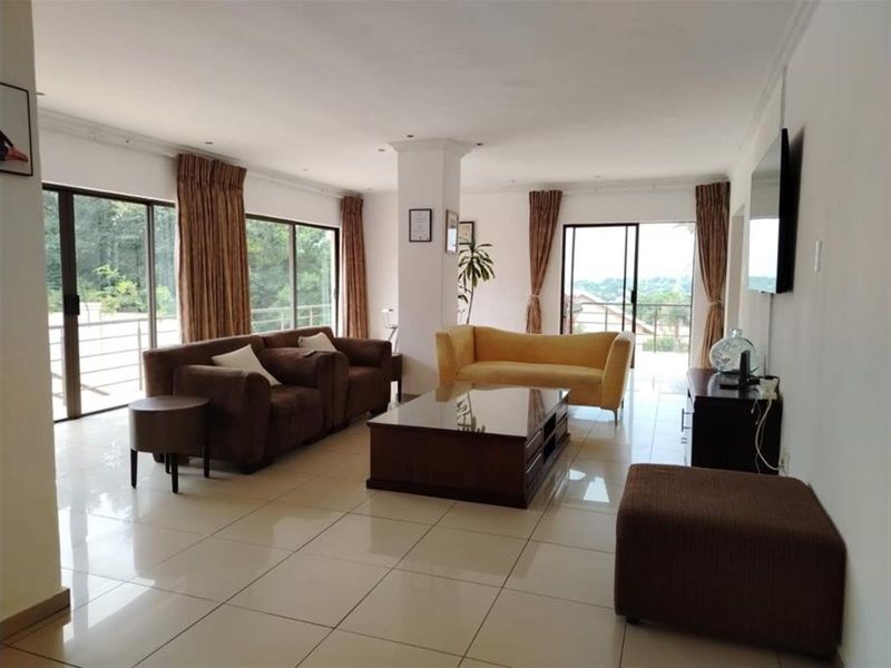 Modern 5-Bedroom Home with Pool, Cinema and Gym - Photo 5