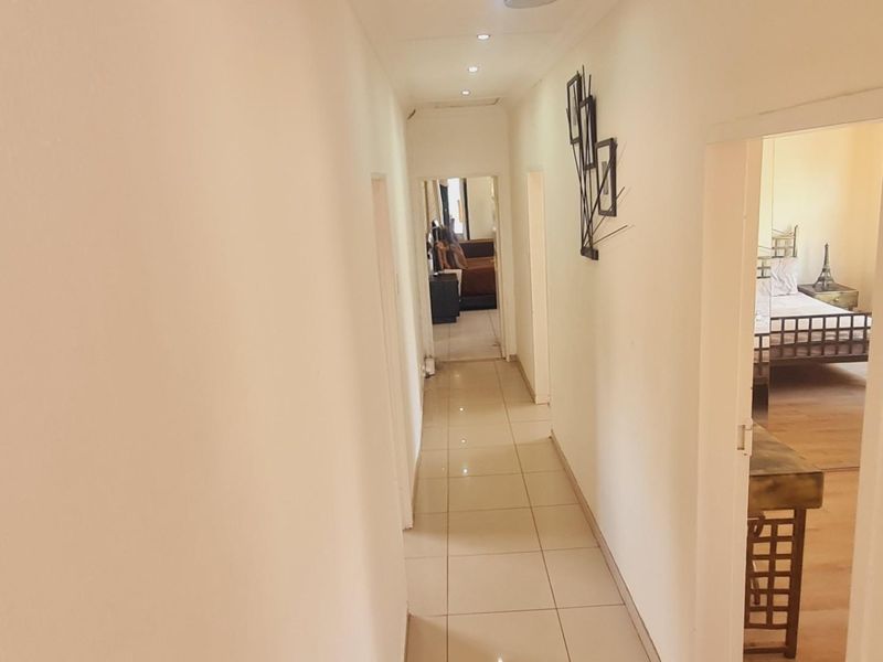 Modern 5-Bedroom Home with Pool, Cinema and Gym - Photo 9