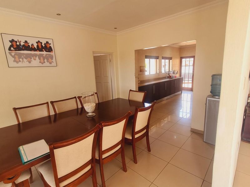 Modern 5-Bedroom Home with Pool, Cinema and Gym - Photo 10