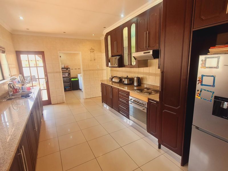 Modern 5-Bedroom Home with Pool, Cinema and Gym - Photo 8