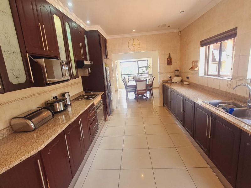 Modern 5-Bedroom Home with Pool, Cinema and Gym - Photo 7