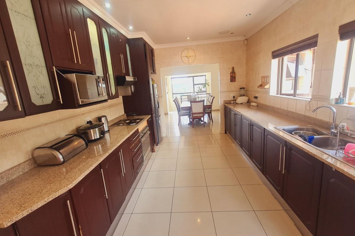 Modern 5-Bedroom Home with Pool, Cinema and Gym - Photo 5